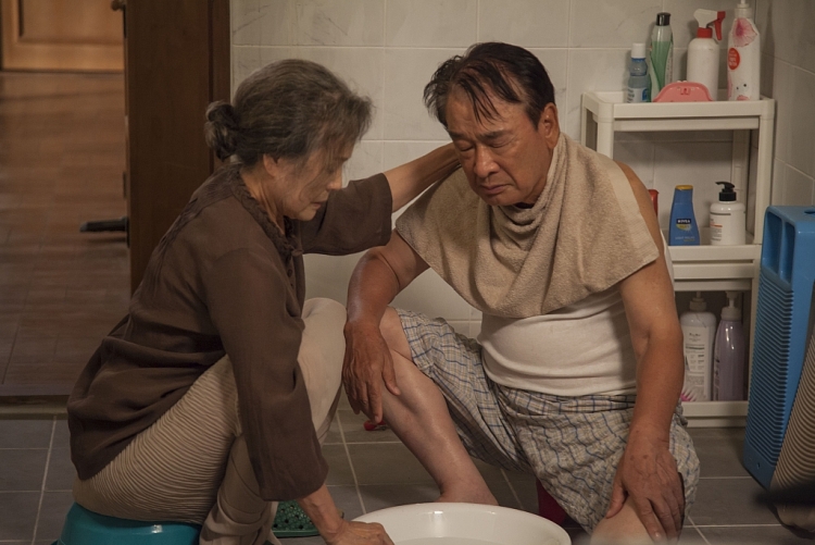 Người chồng vô tâm ví bà như một "cái bóng"